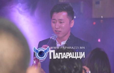 Ёодолчин залуу ёолк хэсээд завгүй