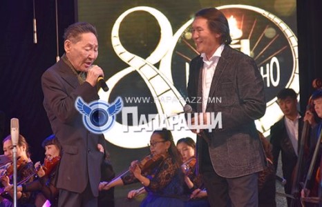 Дашка Хайдав багшийнхаа дэргэд бүдрэв