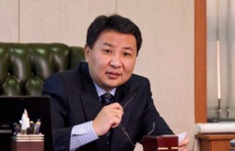 М.Зоригт сайд малгай, шилтэй сэльфидсэн хүүхдүүдэд бэлэг гардуулна