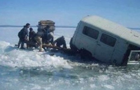 Мөс цөмрөн залуус машинтайгаа осолджээ