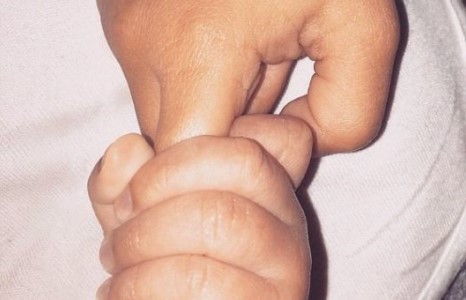 Кардашиан Сент Уэст хүүгээ танилцууллаа