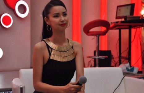 Үзэсгэлэнт Т.Батцэцэгийн “хагас нүцгэн төрхийг тольдъё”