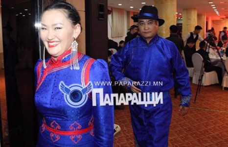 Цэнхэр дээлээр ижилссэн хос