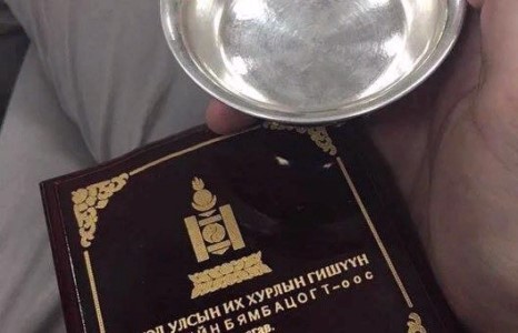 УИХ-ын гишүүдийн тараах бэлэг томроод байна уу даа