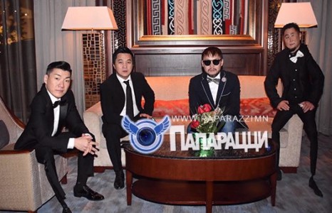  Камертончууд найзуудаараа он гаргажээ