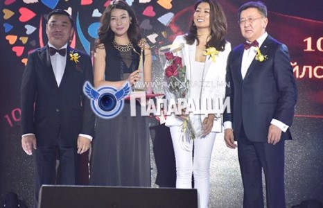 А.Энхзул аавынхаа нэрийг гаргав