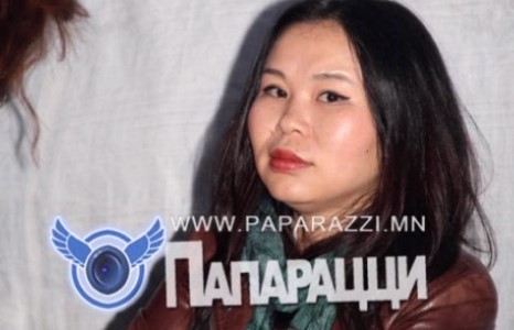Дуучин Хулан хөл хүнд болжээ