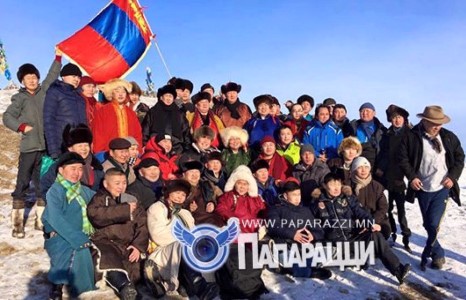  Хошин урлагийнхан шинийн 2-ны нарыг Баянзүрх хайрханд угтжээ