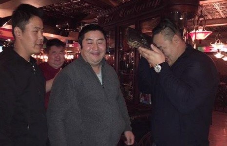 Давгаа аварга Сүх жанжны цүнхийг бэлгэнд авчээ