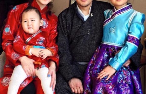 Жүжигчин Амараагийн гэр бүлийн сар шинийн гангараа