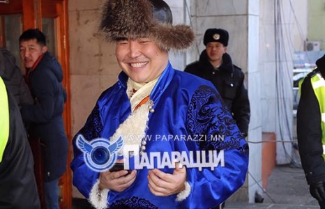 Г.Алтаншагайн цэнхэр торгон хурган дээл