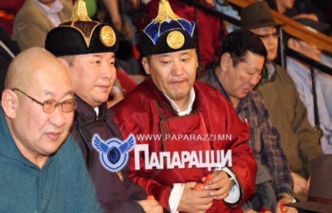  Алтаар гоёсон ах дүүс