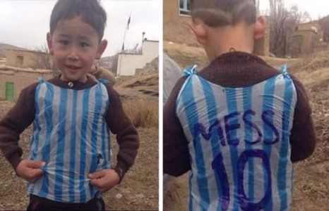 Месси афган хүүд өмсгөл бэлэглэжээ