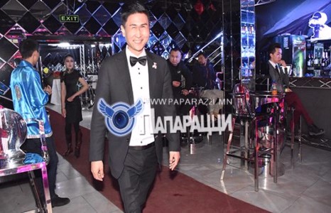 Ханхүү “Lunar White”-ыг хөтлөв