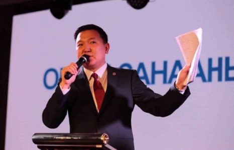 Н.Учрал тив дамнан лекц уншиж явна. 