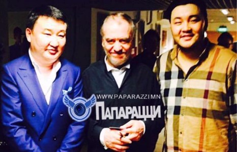 УИХ-ын гишүүн Б.Наранхүү Мариинскийн удирдаачид алтан гэрэгэ бэлэглэжээ