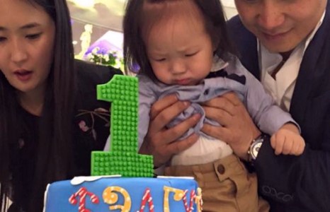 Жүжигчин Эбигийн хүү нэг нас хүрлээ