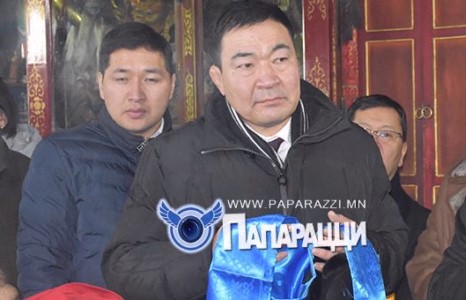 Б.Бат-Эрдэнэ аварга намын даргатайгаа Ганданд сүсэглэв
