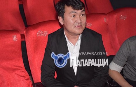 Баглаа цэцэгт дарагдсан залуу 