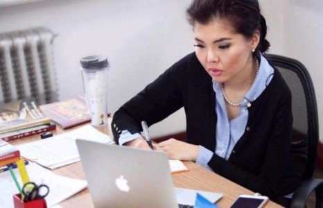 Дуучин Нара: Олны өмнө нүцгэлчихээд чи улс төрд орох эрхгүй гэж шууд хэлэх юм