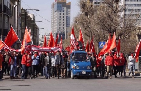 Улаан хувцастай залуус Монголоо аварч чадах уу