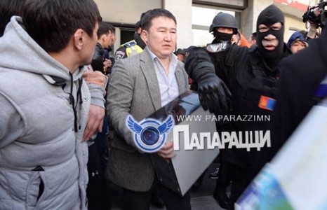 Цагдаагийнхан таван цагийн турш шалгаж, эд мөрийн баримтуудыг хураан авав