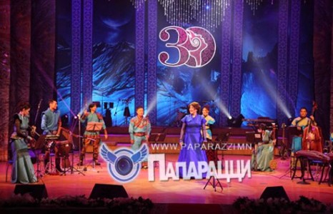 Урлагийн тайзнаа 30 жил байлдан дагуулж байгаа поп дива