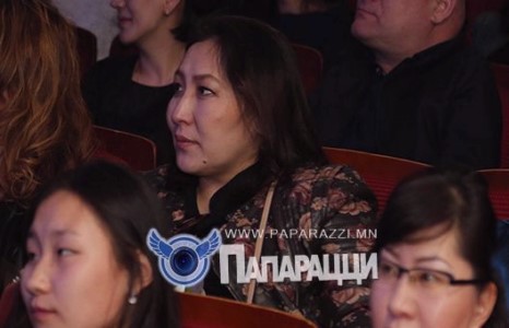 Цэцгийн баглаа тэвэрсэн хөл хүнд Б.Навчаа