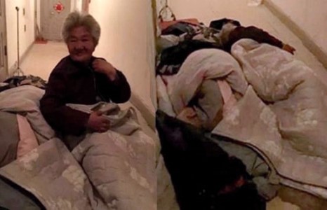 Гурван хүүхдээ байртай болгосон эмгэн өвгөн хүүхдийнхээ байрны орцонд хоноглож байна