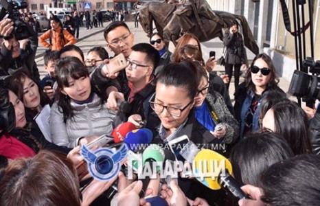 Женко Х.Баттулгын охин аавыгаа “өмөөрөв” 