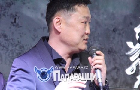 Р.Адъяа жүжигчин бүсгүйтэй болзох болсон уу