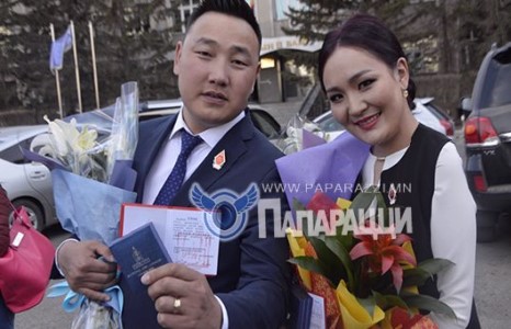 Дуучин Б.Болд, Э.Чулуунчимэг нар Монгол Улсын Засгийн Газрын шагнал Монгол улсын #СОЁЛЫН_ТЭРГҮҮНИЙ_АЖИЛТАН  хос цолоор энгэрээ мялаалаа. 