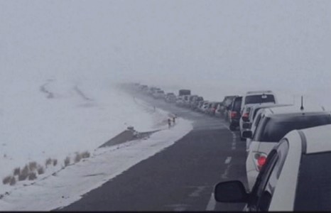 ‪200 гаруй тээврийн хэрэгсэл цасанд боогджээ