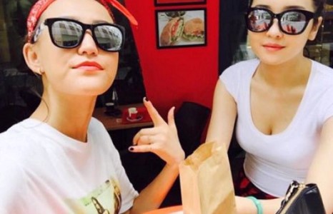 Жанна хамтлагаа орхисон