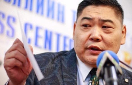 Тойрогтоо “гологдсон” эрхэм нэрээ солиод, “бууриа сэлгэв”