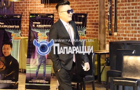 Шоуны шүүгчээс оролцогчийн эгнээ рүү