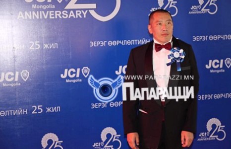 Эр хүн туг ч барина, тугал ч хариулна гэж энэ дээ 