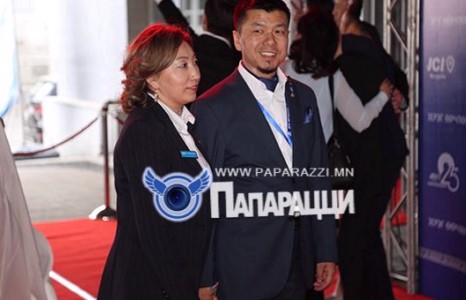 Урлагаас улс төр руу урваж мэдэх нөхөр 