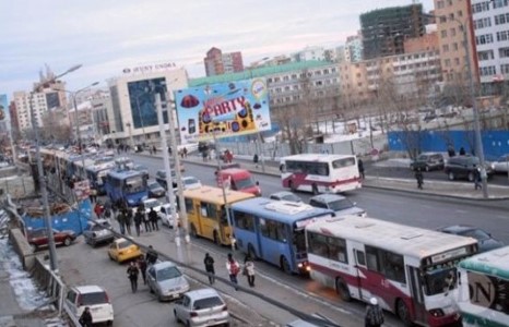 Бензтэй залуус Улаанбаатар их дэлгүүрийн ойролцоо мөнгө цацжээ