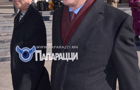 Улааныг харж урвадаг, шарыг харж шарвадаг хоёр 