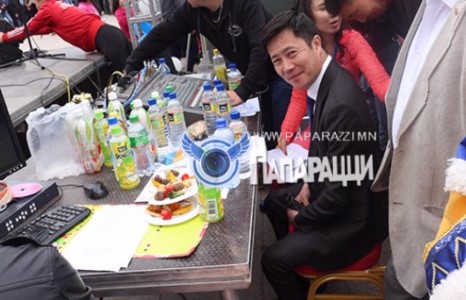 Төтө ундаа устай нөхөрлөөд завгүй 