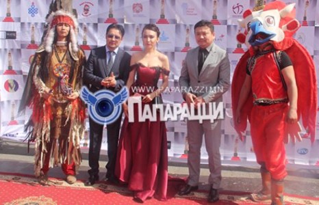 Театрчилсан шоунаас Драмын театр руу хөл тавьсан бүсгүй 