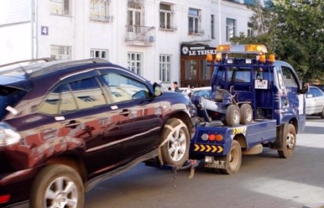 Нэгдүгээр эгнээнд байрлуулсан автомашиныг цагдаагийн зөвшөөрөлтэй ачина