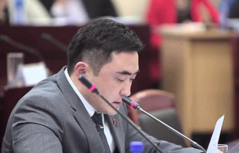 НИТХ-ын төлөөлөгч хүүхдийн эмнэлэг бэлэглэлээ