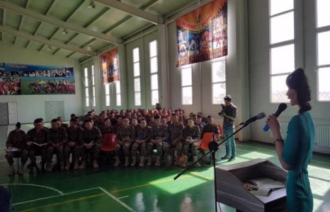 Зэвсэгт хүчний 120-р цэргийн ангийн бие бүрэлдэхүүн, албан хаагчидтай уулзалт хийж байна