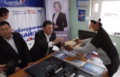 МАН-ын дарга М.Энхболд өрсөлдөгчийнхөө ухуулах байраар орж амжилт хүслээ