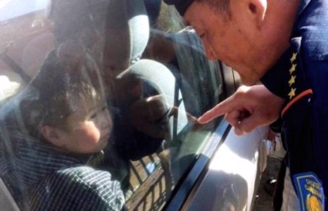 Сэрэмжлүүлэг: Машинд цоожлуулсан хүүхэд цонхоор унаж амиа алджээ