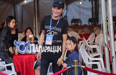 “Нисванис”-ийн Амгаа ийм халамжтай аав 