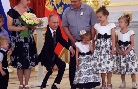 Яна охин уйлж, Путиныг сандаргажээ