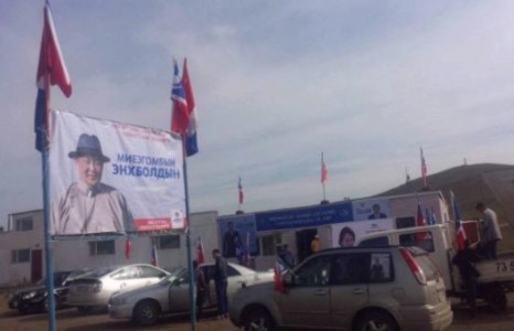 Ардчилсан намын туг дор М.Энхболдын сурталчилгааг байрлуулжээ